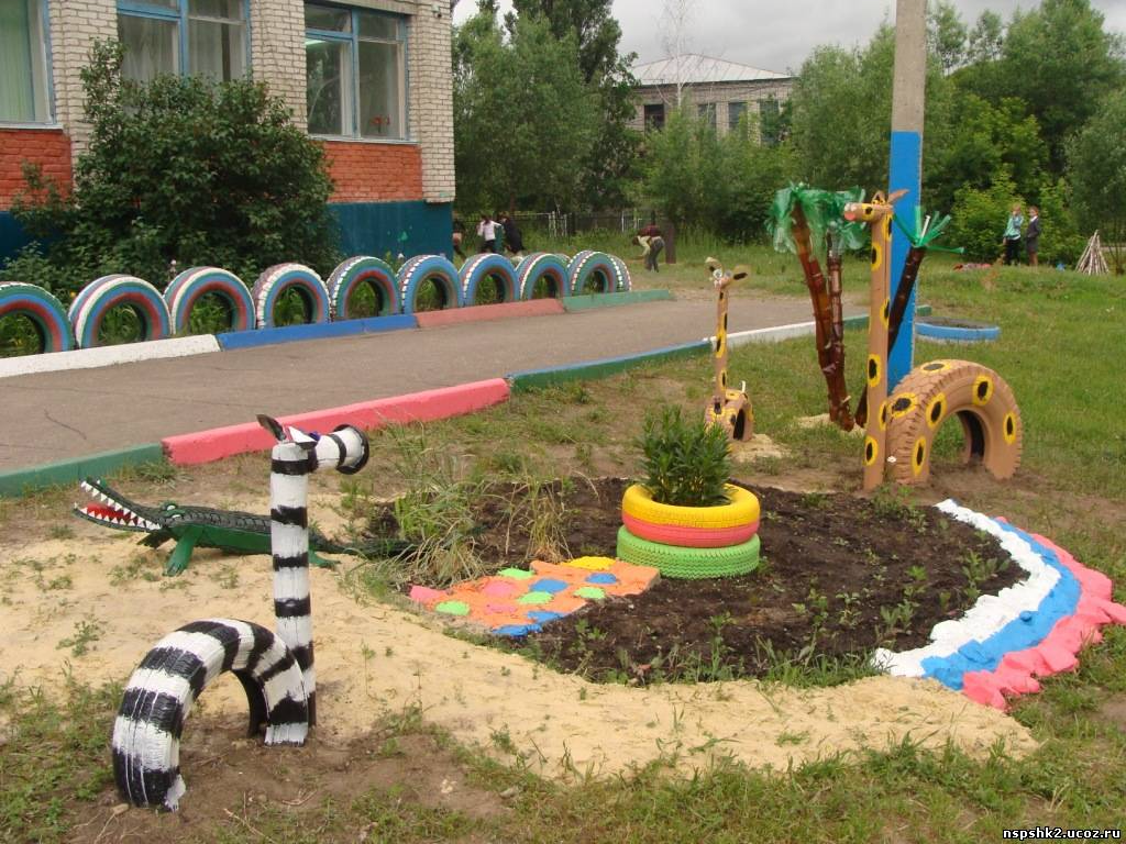 Двор садика. Площадка в детском саду. Озеленение детской площадки в детском саду. Украшение двора в детском саду. Украшение клумбы в детском саду.