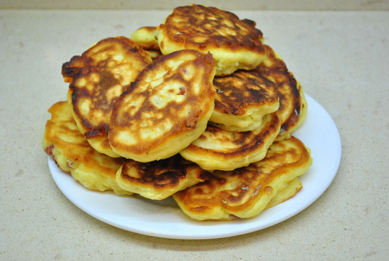 Пышные оладьи с колбасой. Оладьи с колбасой. Оладьи с колбасой и сыром. Оладьи с колбасой и сыром на кефире. Оладушки с колбасой и сыром.