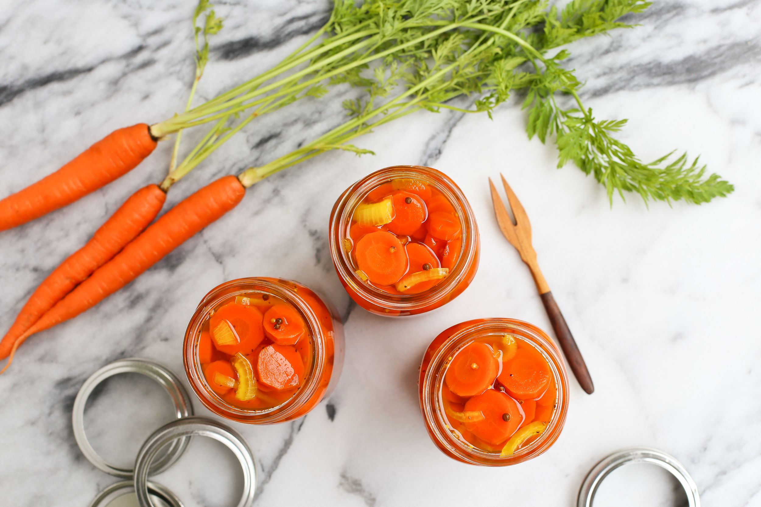 Морковь в соленой воде. Маринованная морковь. Маринад с морковкой. Морковь в маринаде. Соленый морковный.