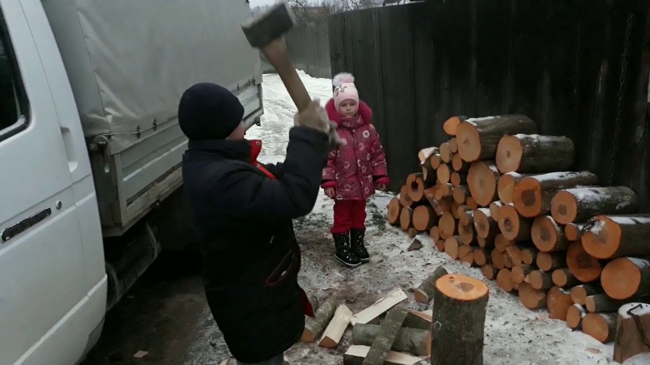 Дрова колю видео. Чурбан для колки дров. Колим дрова. Колим дрова колуном.