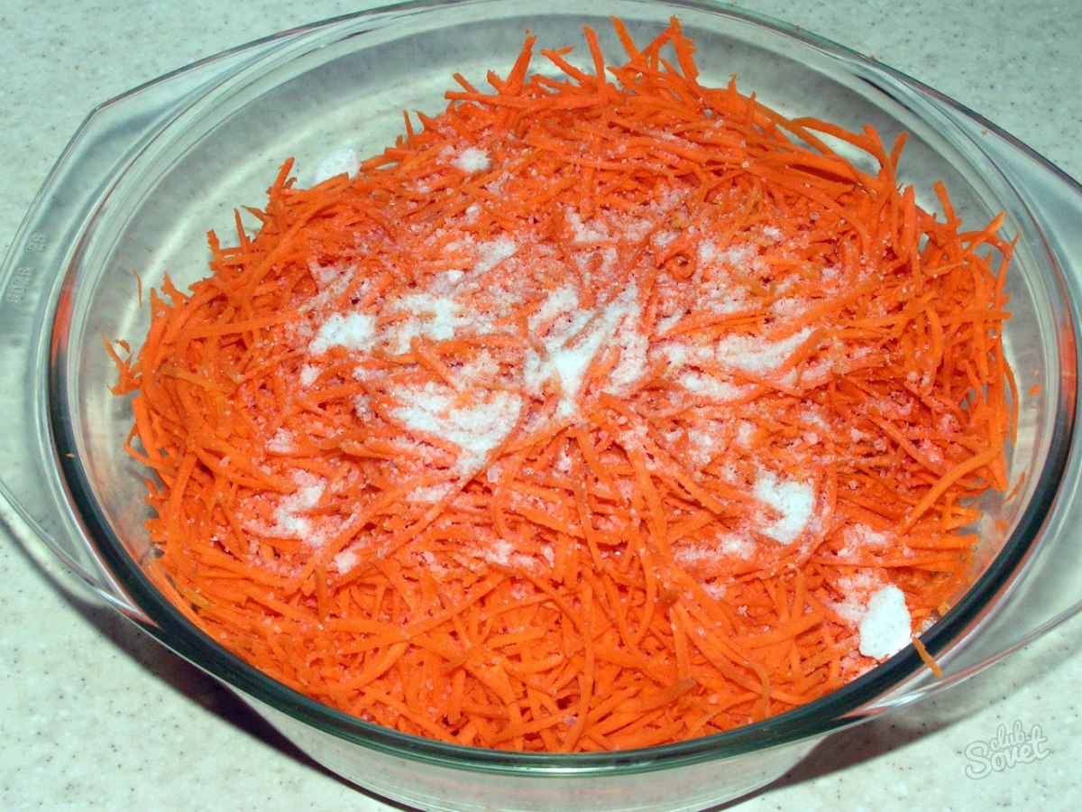 Морковь в соленой воде. Морковь по-корейски. Корейская морковь. Корейская морковь на рынке. Ведро корейской моркови.