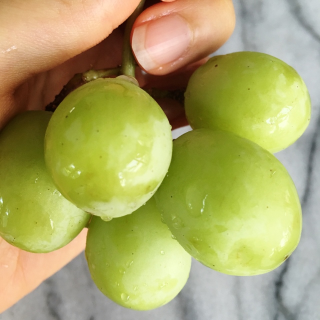 Виноград без косточек. Green seedless grapes. Крупный зеленый виноград без косточек сорт. Виноград зеленый без косточек. Виноград белый крупный без косточек.