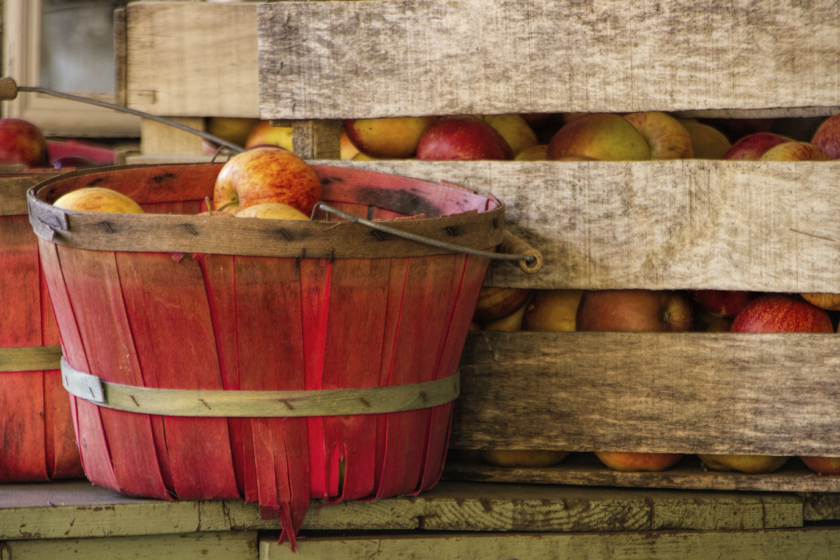 Для лучшего хранения яблок. Яблоки в погребе. Хранение яблок в погребе. Яблоки на зиму в ящиках. Ящик с яблоками.