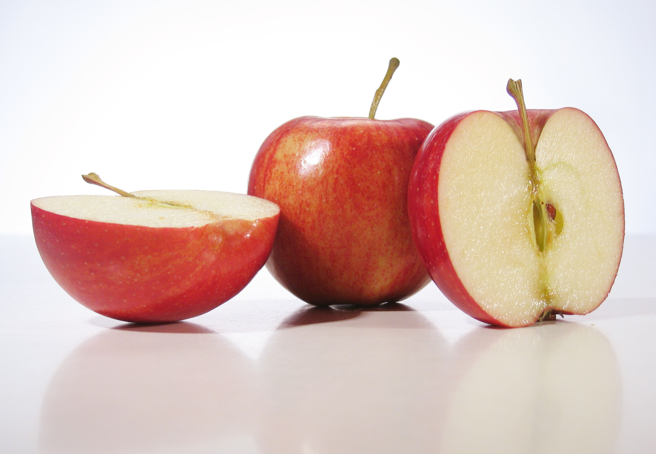 Включи 3 яблока. Яблоко. Красное яблоко в разрезе. Вкусное яблоко. Плод яблочко.