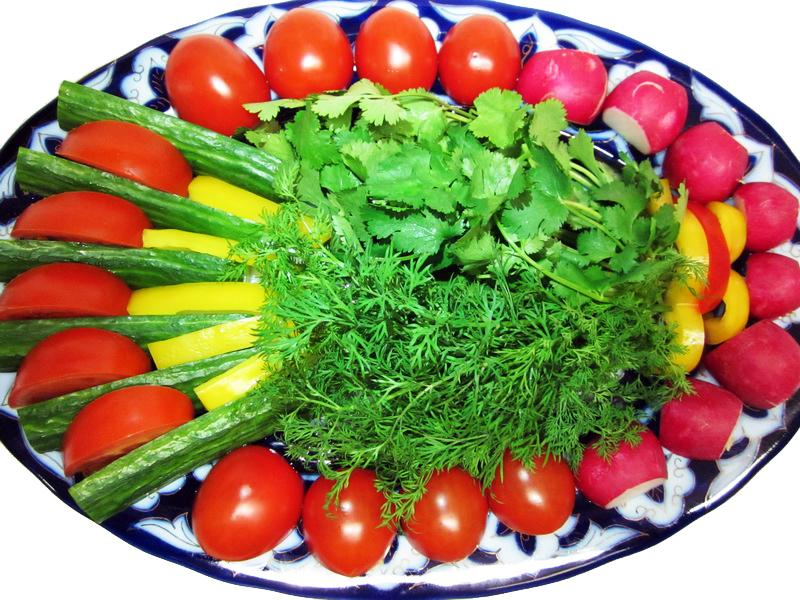Свежие овощи на праздничный стол. Овощная нарезка на праздничный стол. Овощи красиво на тарелке. Овощная тарелка красиво. Нарезка овощей с зеленью.