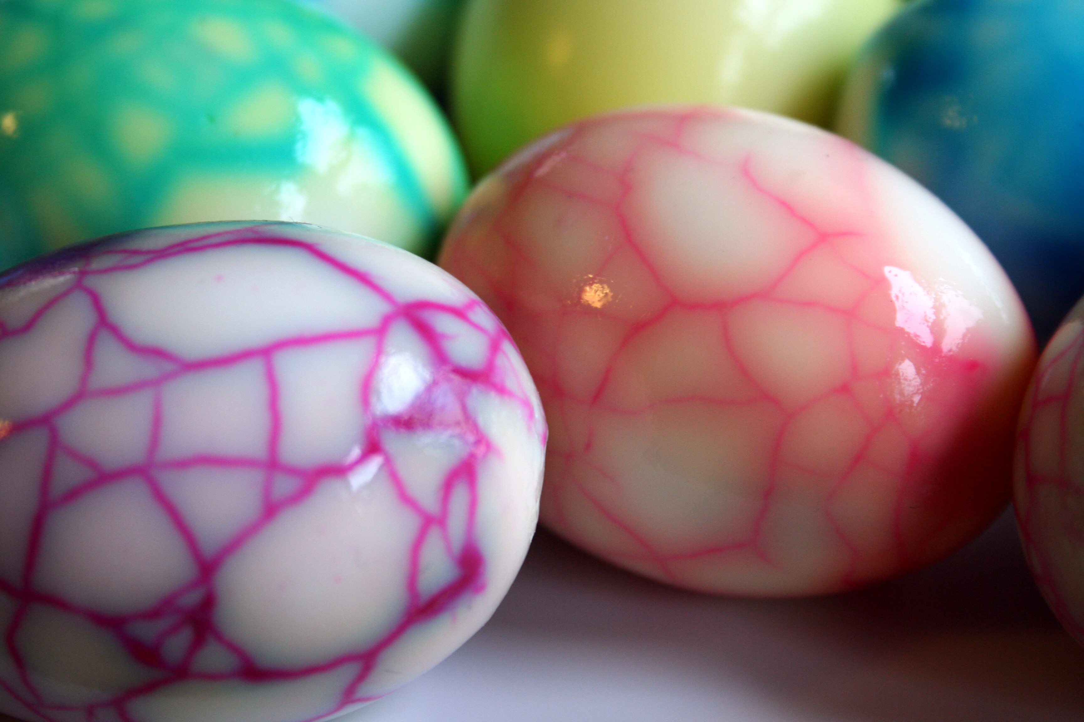 Как сделать красивые яйца. Крашеные пасхальные яйца. Покрасить яйца на Пасху. Красивые яйца на Пасху. Окрашивание яиц на Пасху.
